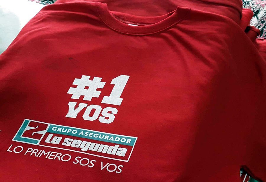 Remera estampada con logo